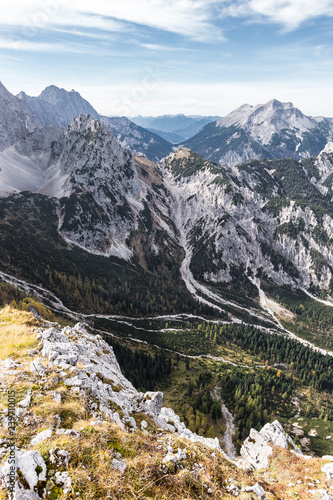 Karwendelgebirge, Blick vom Torkopf zur Soiernspitze (rechts hinten). Links Steinkarspitze und Hochkarspitze. Im Tal der Rontalboden Richtung Hinterriß, Tirol, Österreich.