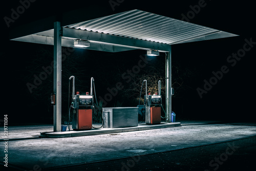 Alte Tankstelle mitten im Nichts bei Nacht