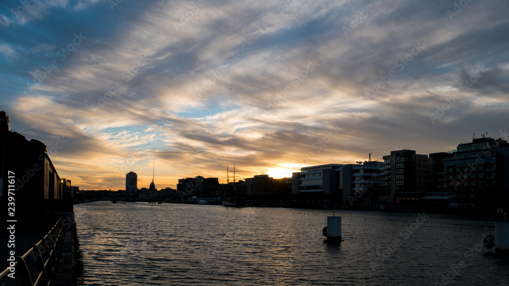 Obraz premium Dublin, Ireland silhouette cityscape at sunset over River Liffey