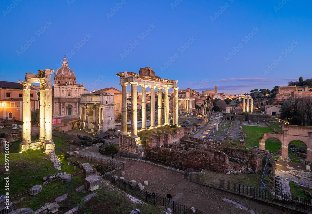 Fototapeta premium Rzym (Włochy) - archeologiczne ruiny historycznego centrum Rzymu, zwanego Forami Cesarskimi, nocą. Tutaj targ Trajana.