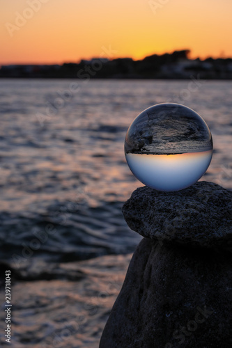 Sfondo con mare al tramonto e sfera di cristallo Salento Puglia