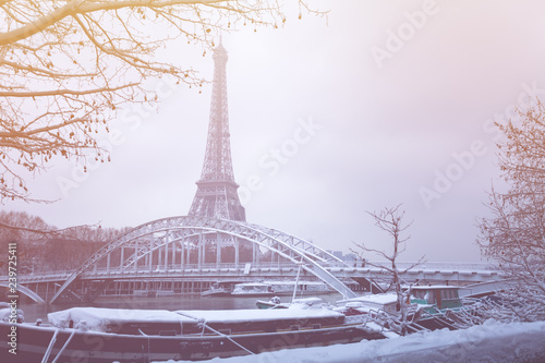 Fototapeta Naklejka Na Ścianę i Meble -  Debilly footbridge and the Eiffel Tower in snow