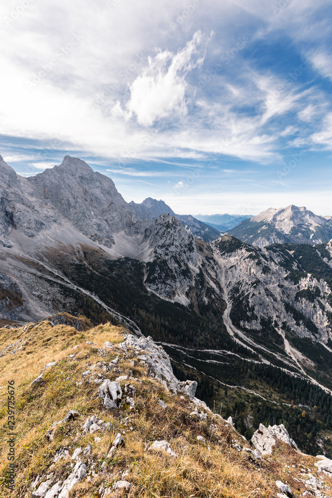 Karwendelgebirge, Blick vom Torkopf zu links Vogelkarspitze, darunter Steinkarspitze, rechts Soiernspitze.  Hinterriß, Tirol, Österreich.
