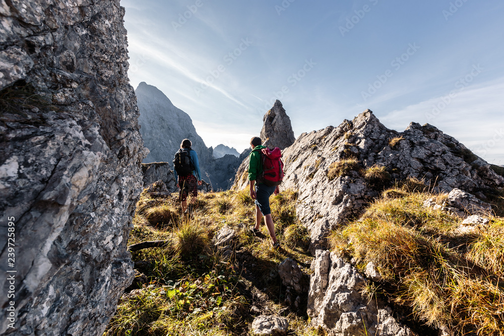 Wanderer im Karwendelgebirge, Abstieg vom Torkopf, Hinterriß,Tirol, Österreich.
