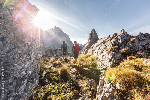 Cuadro en lienzo Wanderer im Karwendelgebirge, Abstieg vom Torkopf, Hinterriß,Tirol, Österreich