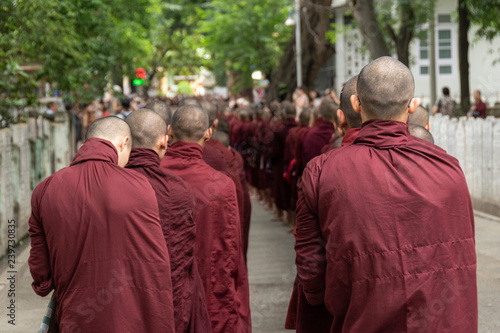 Monjes budistas. Amarapura, Myanmar photo