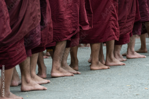 Pies de Monjes budistas. Amarapura, Myanmar © DiegoCalvi