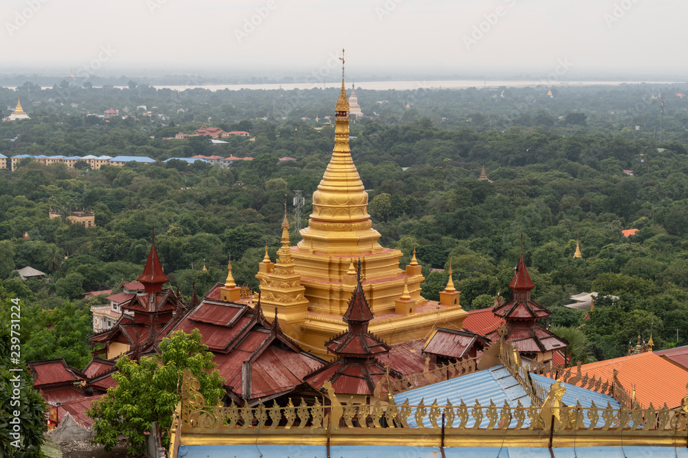 Fototapeta premium Vista de Mandalay con pagoda dorada. Myanmar