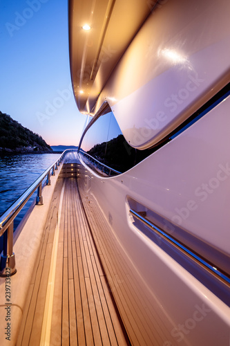 pont de yacht le soir © SPIX PRODUCTION