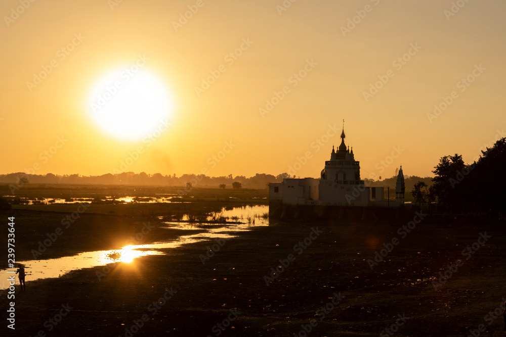 Obraz premium Atardecer anaranjado en un río, Myanmar