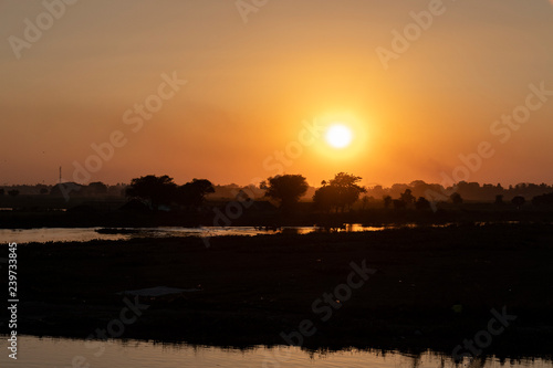 Atardecer anaranjado en un lago  Myanmar