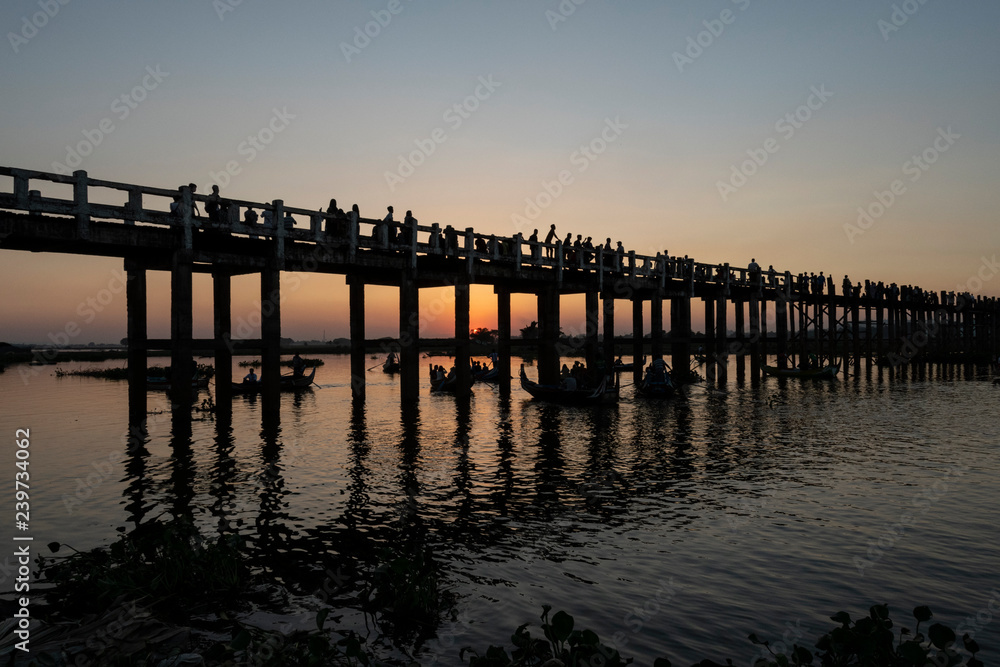 Atardecer en el antiguo puente U Bein, Amarapura. Myanmar