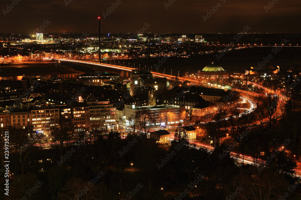 Zentrum von Düsseldorf am Abend mit Blick nach Oberkassel