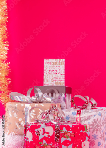 Коробки с подарками на красном фоне