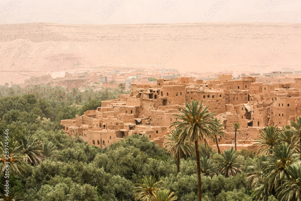 Stadt in der Wüste mit Oase und Palmenhain in Marokko
