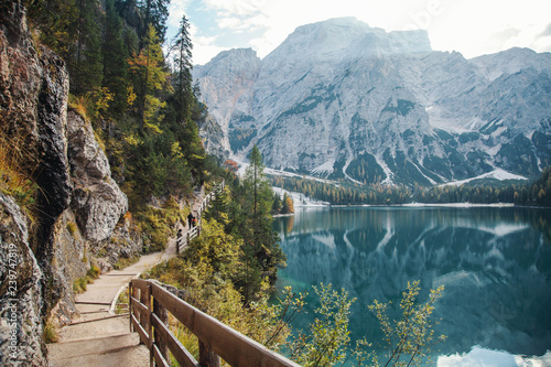 Foto Way by the Mountain Alpine Lake Lago di Braies