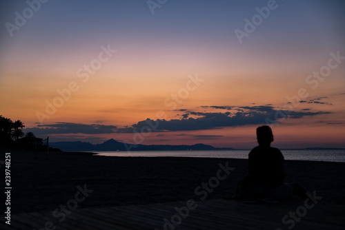 Tr  umerischer Sonnenuntergang mit person im gegenlicht silhouette am Meer in Denia in Spanien Valencia   dreamy sunset with silhouette on the beach in Denia Valencia in Spain