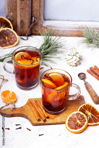 Świąteczny grzaniec z pomarańczami, cynamonem, anyżem i goździkami. Grzane wino na Boże Narodzenie, 