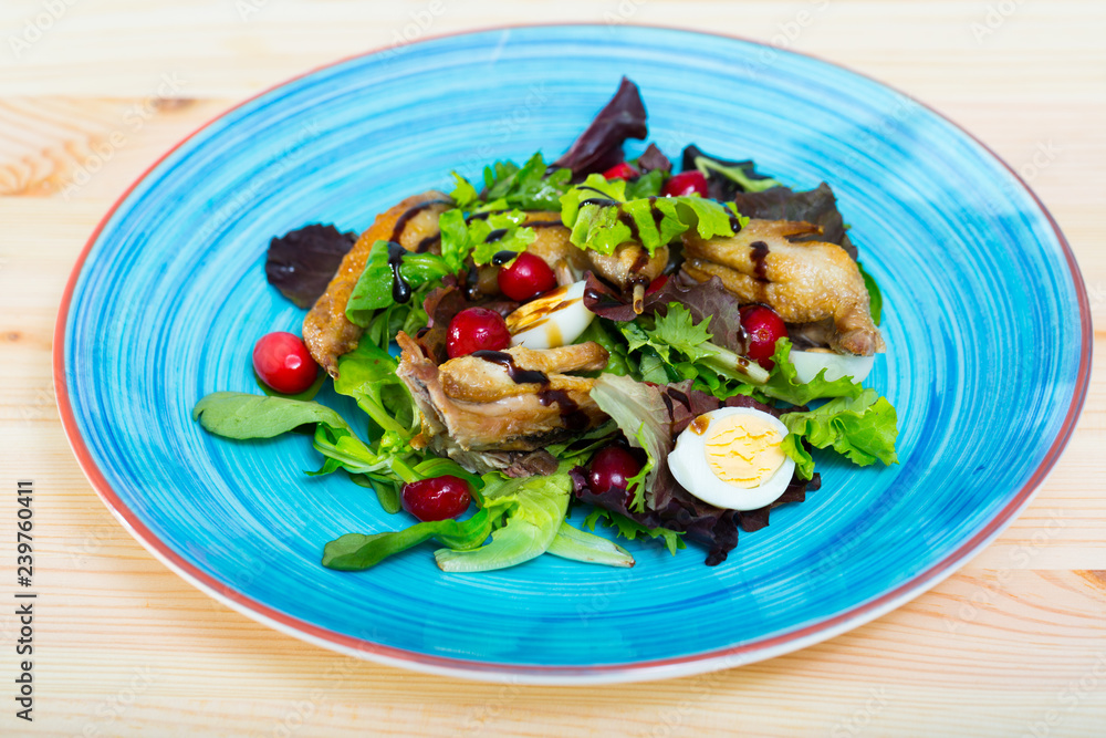 Salad of quail with greens, cranberries and honey-ginger sauce