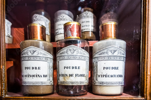 Flacons dans l'apothicairerie des hospices de Beaune, France photo