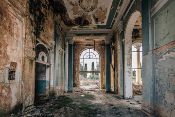 Tableau sur plexiglas Vieux bâtiments abandonnés Ruined large hall interior overgrown by plants and moss  © Mulderphoto