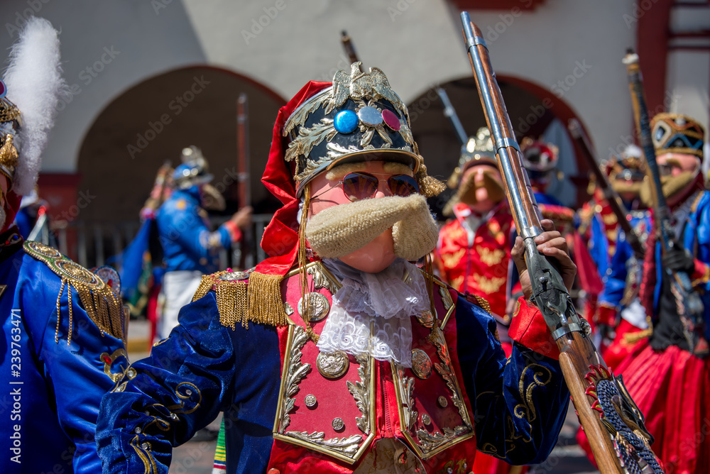 Obraz premium danzantes de carnaval con sombreros coloridos y barbas blancas, fiesta y bailes tradiciones mexicanas