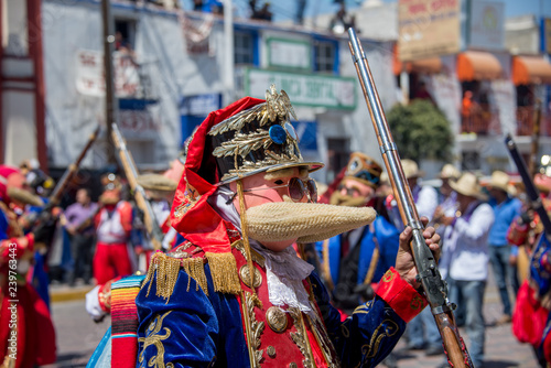 danzantes de carnaval con sombreros coloridos y barbas blancas, fiesta y bailes tradiciones mexicanas