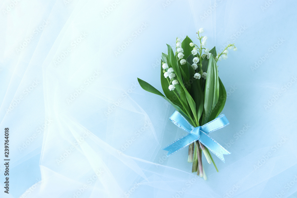 青いリボンをつけたスズランの花束 Stock 写真 Adobe Stock