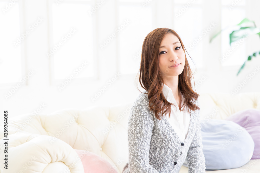 部屋でリラックスする女性