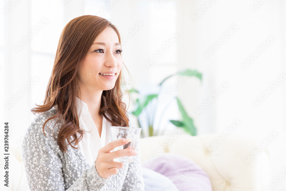 水を飲む女性