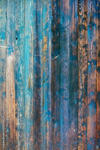 Struktur alterr grunge blau gestrichener bemalter brauner verwitterter Holz Bretterwand mit rustikaler Holzmaserung © ullision
