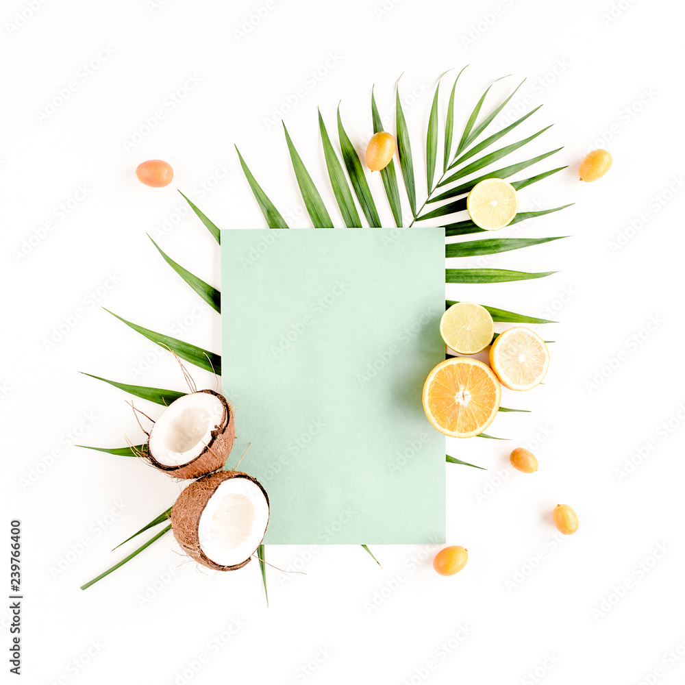 Fototapeta Kreatywnie układ robić papierowe i lato tropikalne owoc na białym tle. Koncepcja żywności. leżał płasko, widok z góry