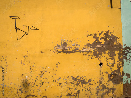 Obraz na płótnie Colonial street lamp casting shadow on a blue wall in Trinidad Cuba w salonie