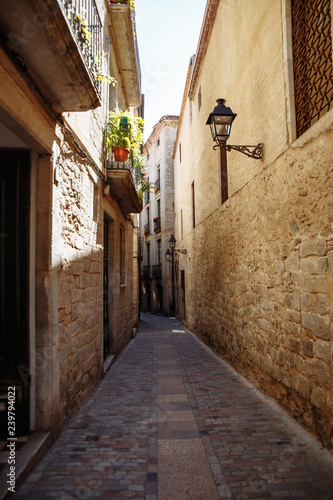 Fototapeta Naklejka Na Ścianę i Meble -  Narrow street in the old city of Girona, Spain