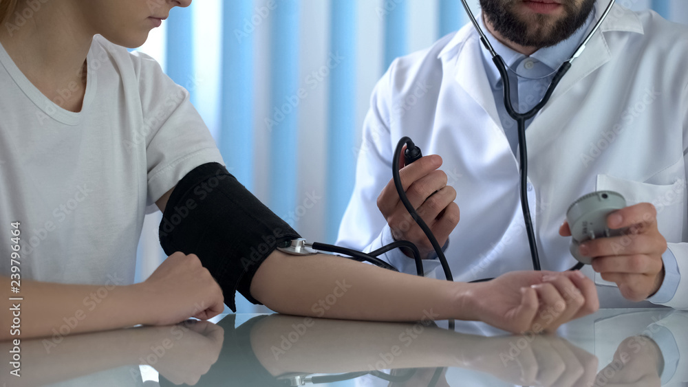 Obraz premium Doctor watching on patient blood pressure measurement results, health care