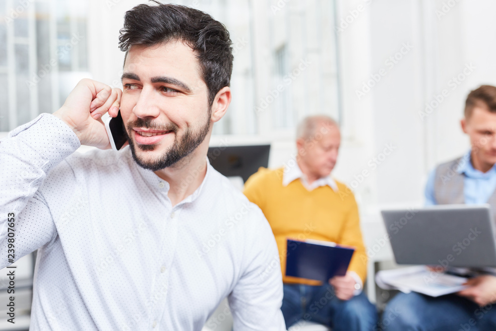 Geschäftsmann telefoniert mit Smartphone Geschäftsmann telefoniert mit Smartphone