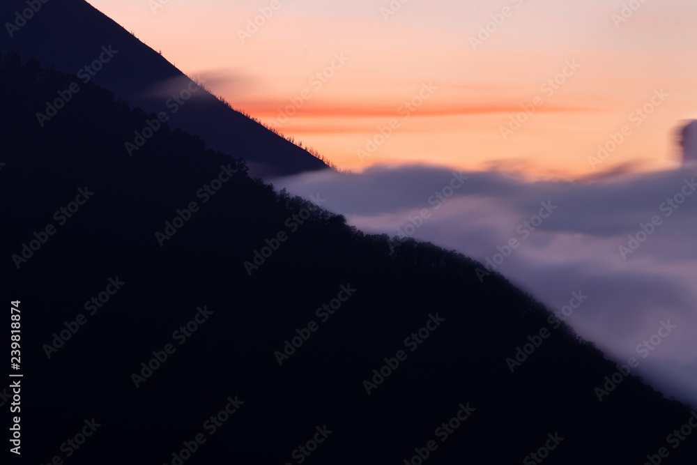 Obraz premium amanecer montaña