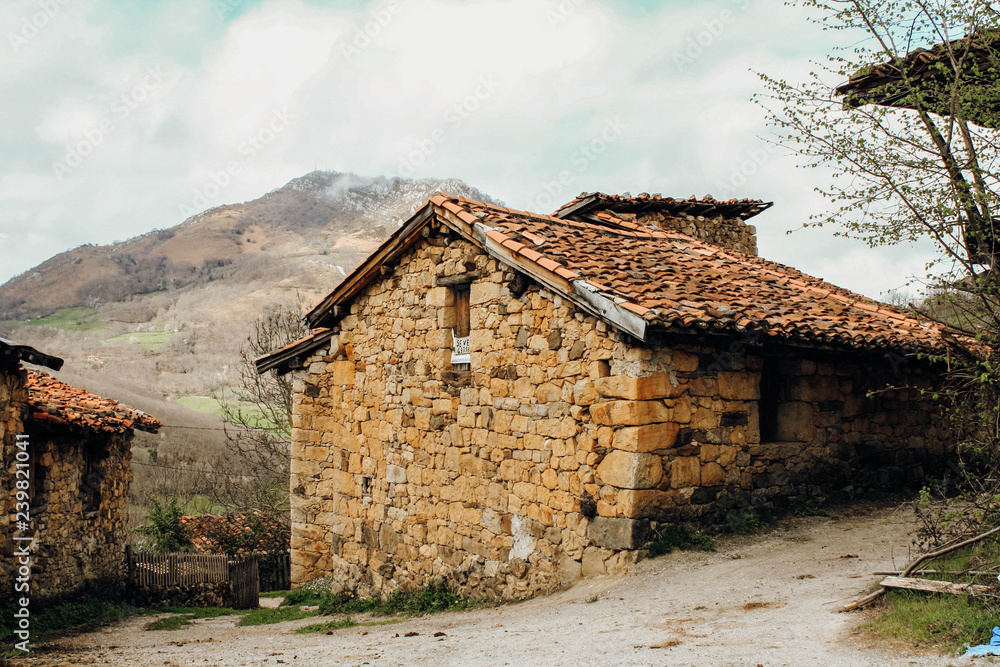 casas de piedra antiguas en un pueblo pequeño en la sierra Stock Photo |  Adobe Stock