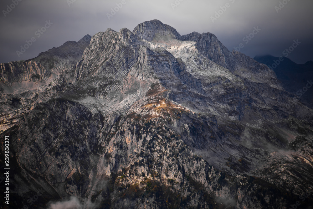 Φωτογραφία Harsh stone rocky mountain peak, only a stone among