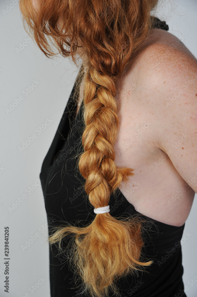 rote haare mit locken rothaarig zopf echthaar Stock Photo | Adobe Stock