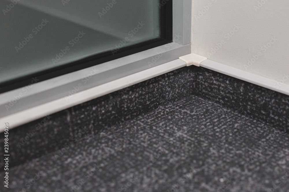 The inner corner of the carpet plinth - laying flooring - carpet The inner corner of the carpet plinth - laying flooring - carpet