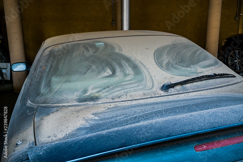 Unbenutztes Auto verstaubt in einer Garage photo