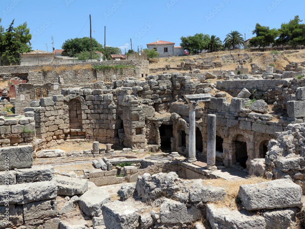 Obraz premium Europe, Greece, Corinth,view of the remains of an ancient dwelling with a swimming pool, side view