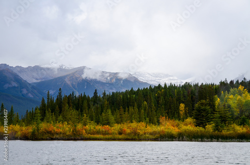 秋のカナディアンロッキー 雨の晴れ間のバーミリオン湖（バンフ国立公園 カナダ・アルバータ州）