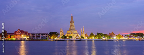 Photos Panorama view of Wat Arun Ratchawararam Ratchawaramahawihan with reflections on