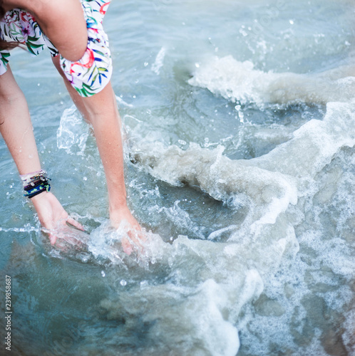 mujer joven en bikini disfrutando de la playa © EGHStock
