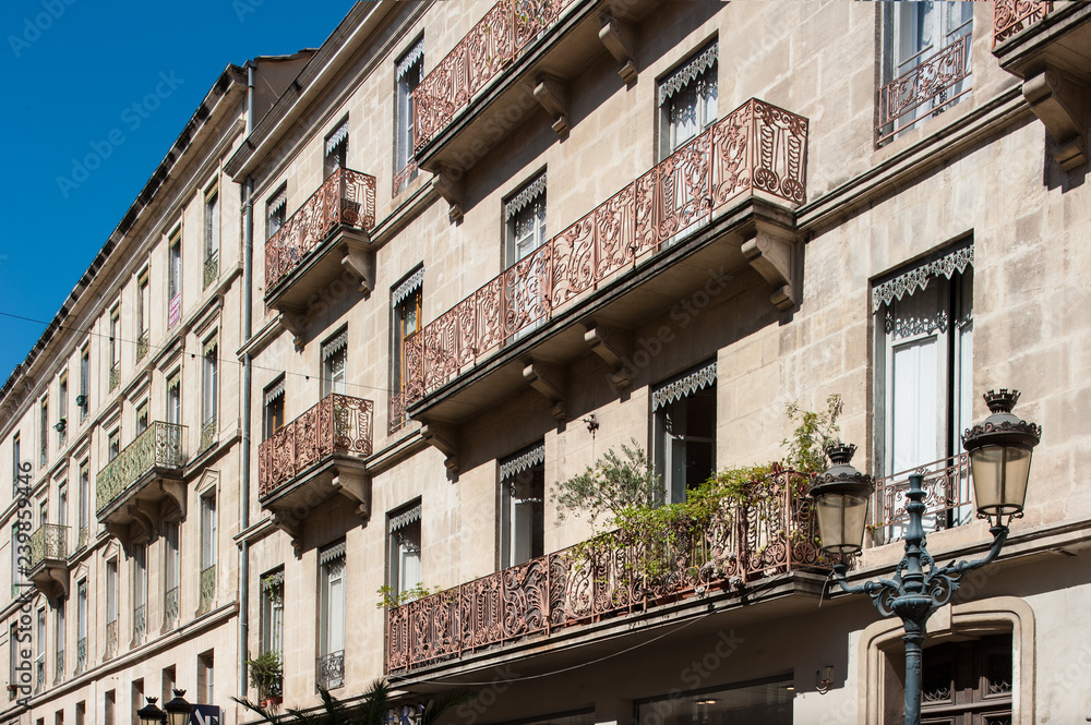 Naklejka premium Hausfassaden in Nimes in Südfrankreich