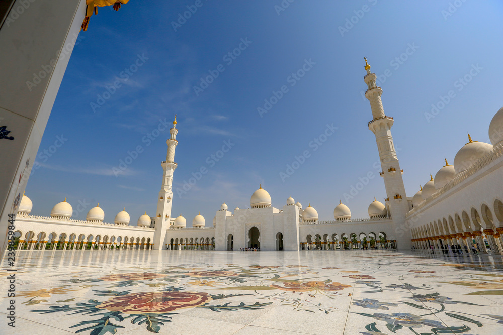 Obraz premium Inner courtyard Sheikh Zayed Mosque