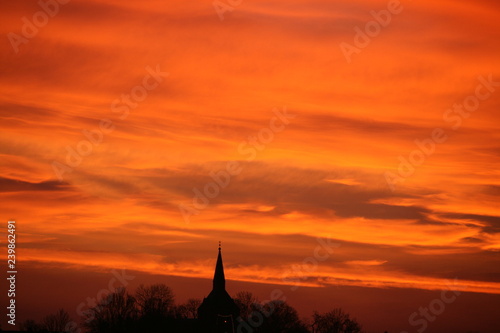 Morgenröte über Kirchturm auf dem Lande © UT