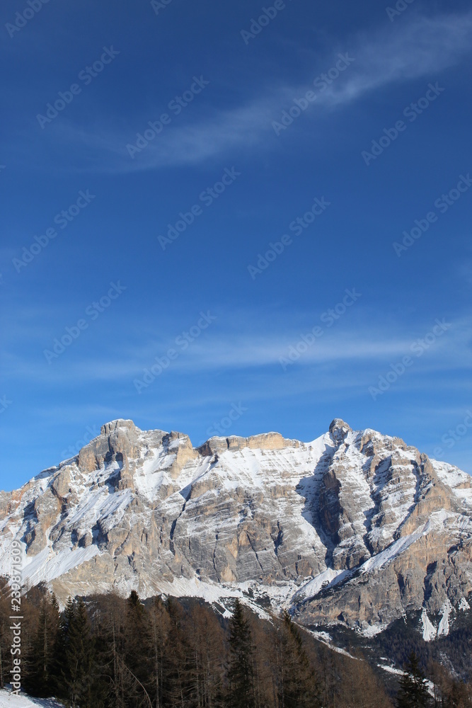 Dolomiti nelle alpi con nuvole